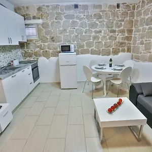 https://karmens-apartment-two.splithotels.org